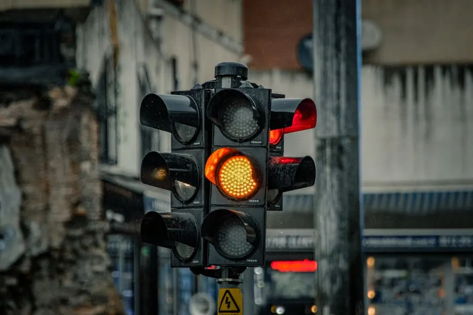 Semáforo urbano con la luz ámbar encendida