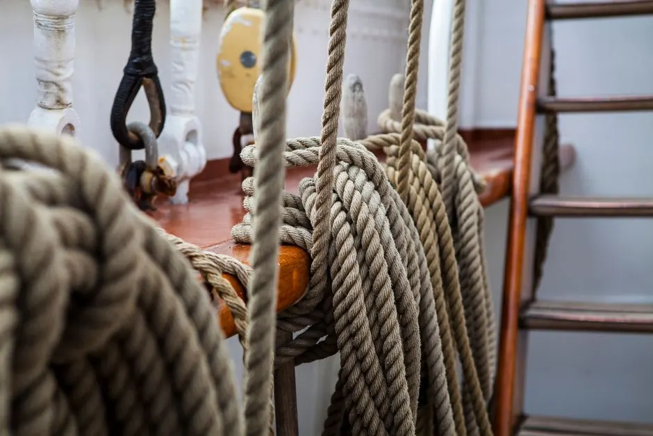 Cabos gruesos enrollados junto a las poleas de un barco