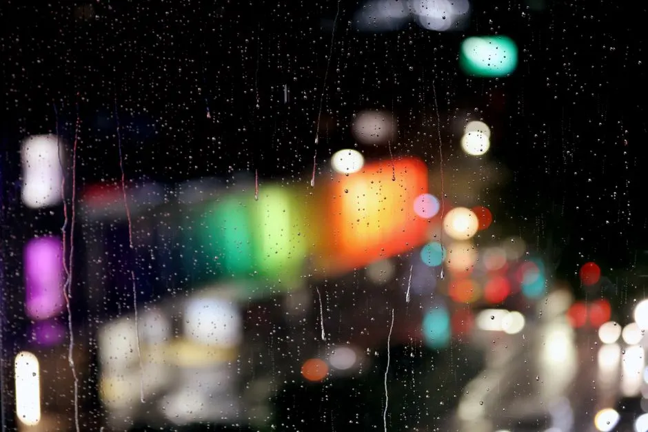 Luces de neón de una ciudad de noche, desenfocadas