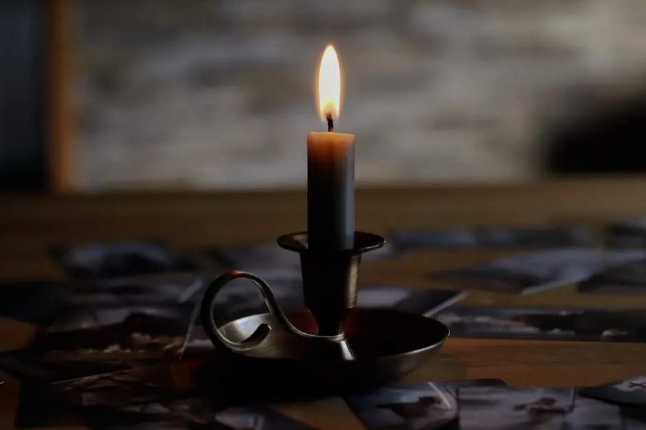 Cartas de tarot junto a una vela encendida