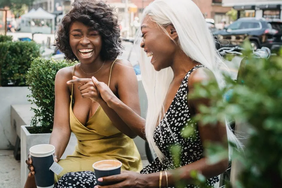 Dos mujeres riéndose una con otra