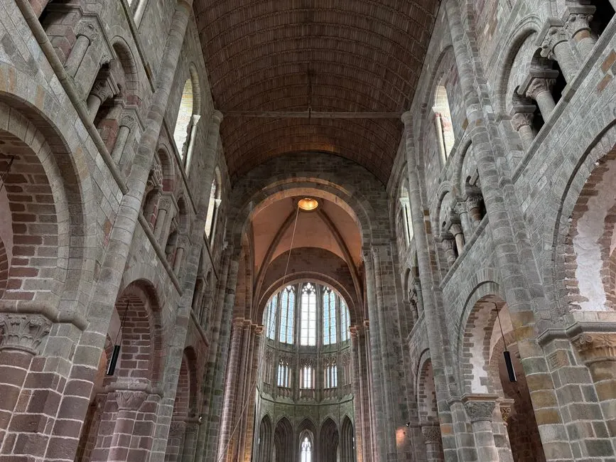 Interior de una catedral atravesado por la luz