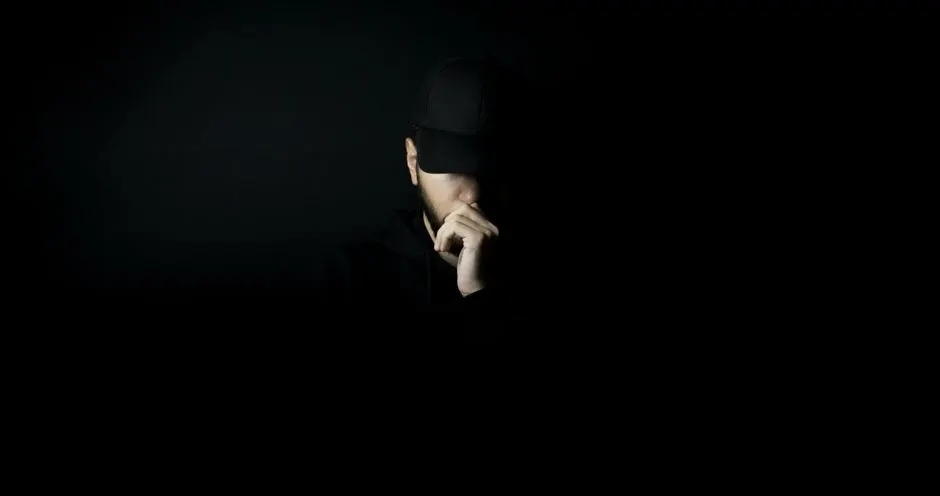 Retrato en penumbra de la silueta de un hombre