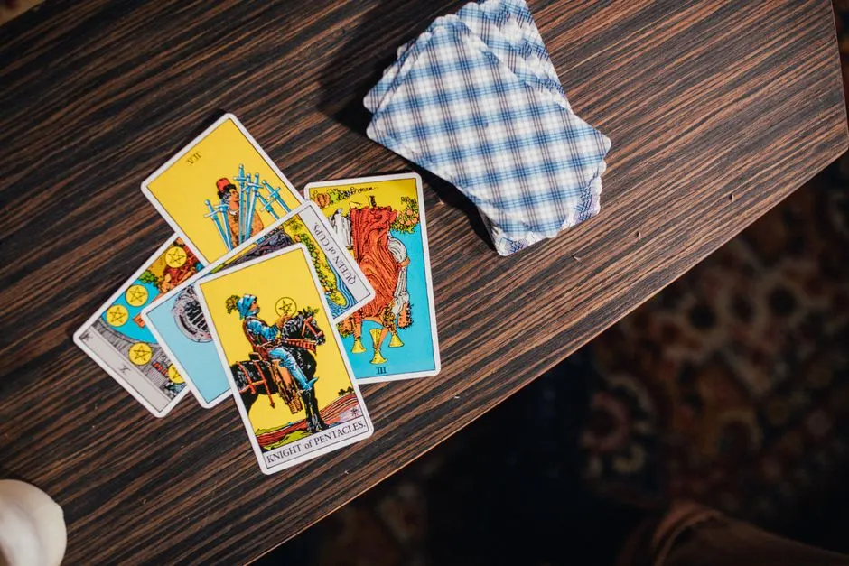 Cartas de tarot extendidas boca arriba sobre una mesa